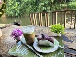 บ้านสิบหลัง คาเฟ่ ตั้งอยู่ บ้านปางริมกรณ์ หมู่10 ร้านอาหาร ชา กาแฟ และมีแพเปียก ให้เล่นน้ำกัน