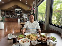 ลอมี๊ คอฟฟี่ (บ้านแม่กรณ์ หมู่1) ร้านอาหารและมีบริการ ตกปลา ให้อาหารปลา 