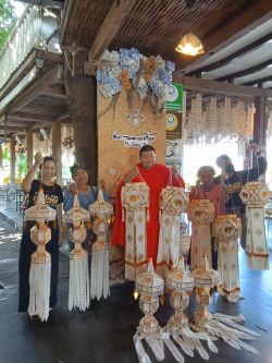 ตุง โคม (บ้านเมืองรวง หมู่5)